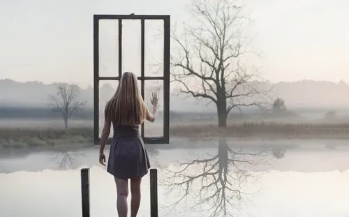mujer-ante-una-ventana-suspendida-en-el-aire