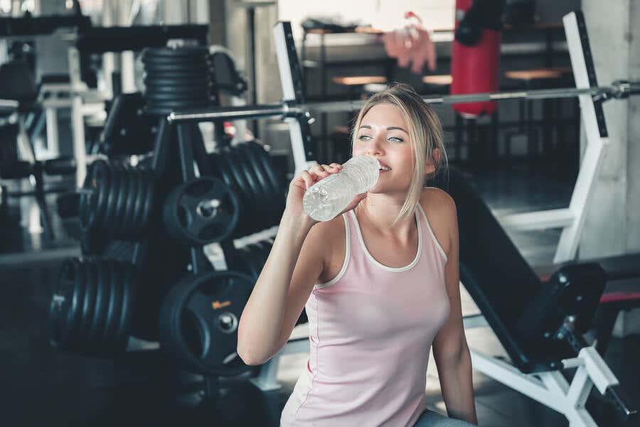 Beber agua y hacer ejercicio es fundamental para mitigar la celulitis.