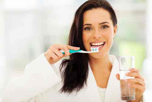 mujer con cepillo de dientes