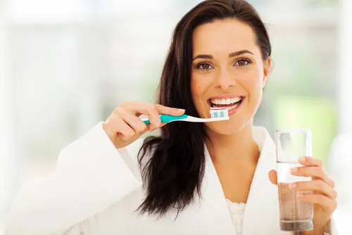 mujer con cepillo de dientes