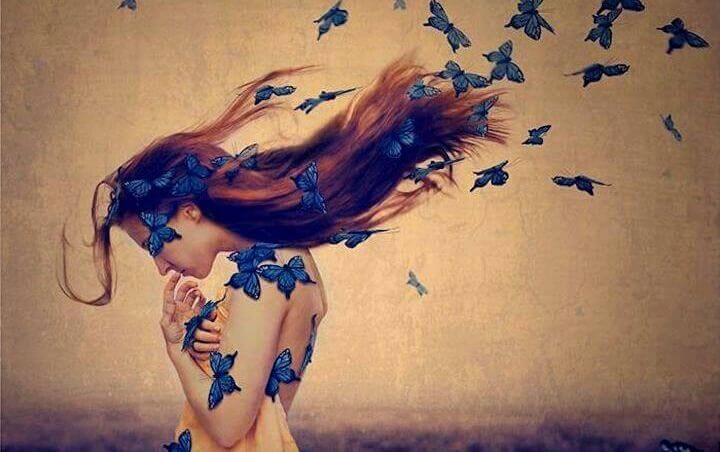 mujer-con-mariposas-azules-en-el-cabello
