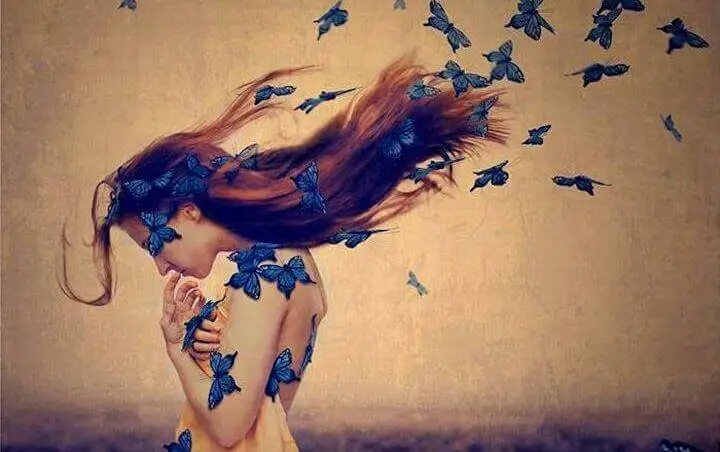 mujer-con-mariposas-azules-en-el-cabello