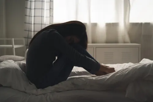 Mujer con depresión en la cama
