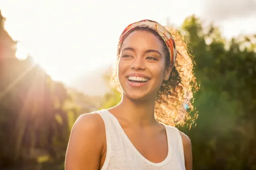 Mujer feliz pensando en hábitos de higiene mental