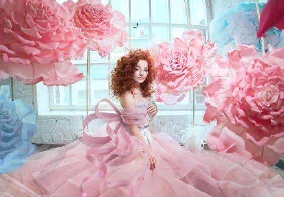 mujer-pelirroja-rodeada-de-rosas feliz por no haber cambiado