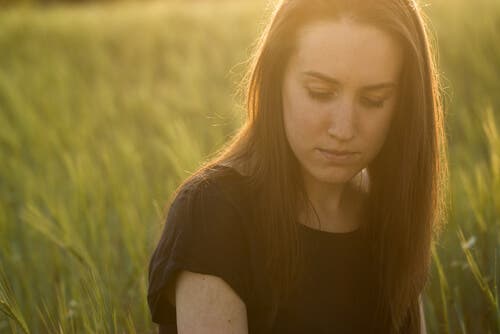 Mujer triste por duelo