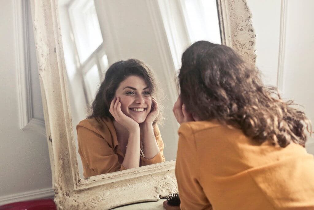 Mujer mirándose en un espejo