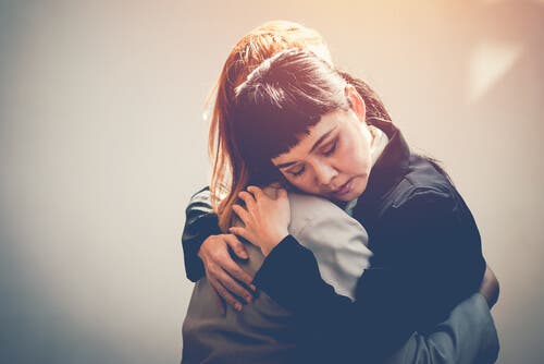 Mujeres abrazadas