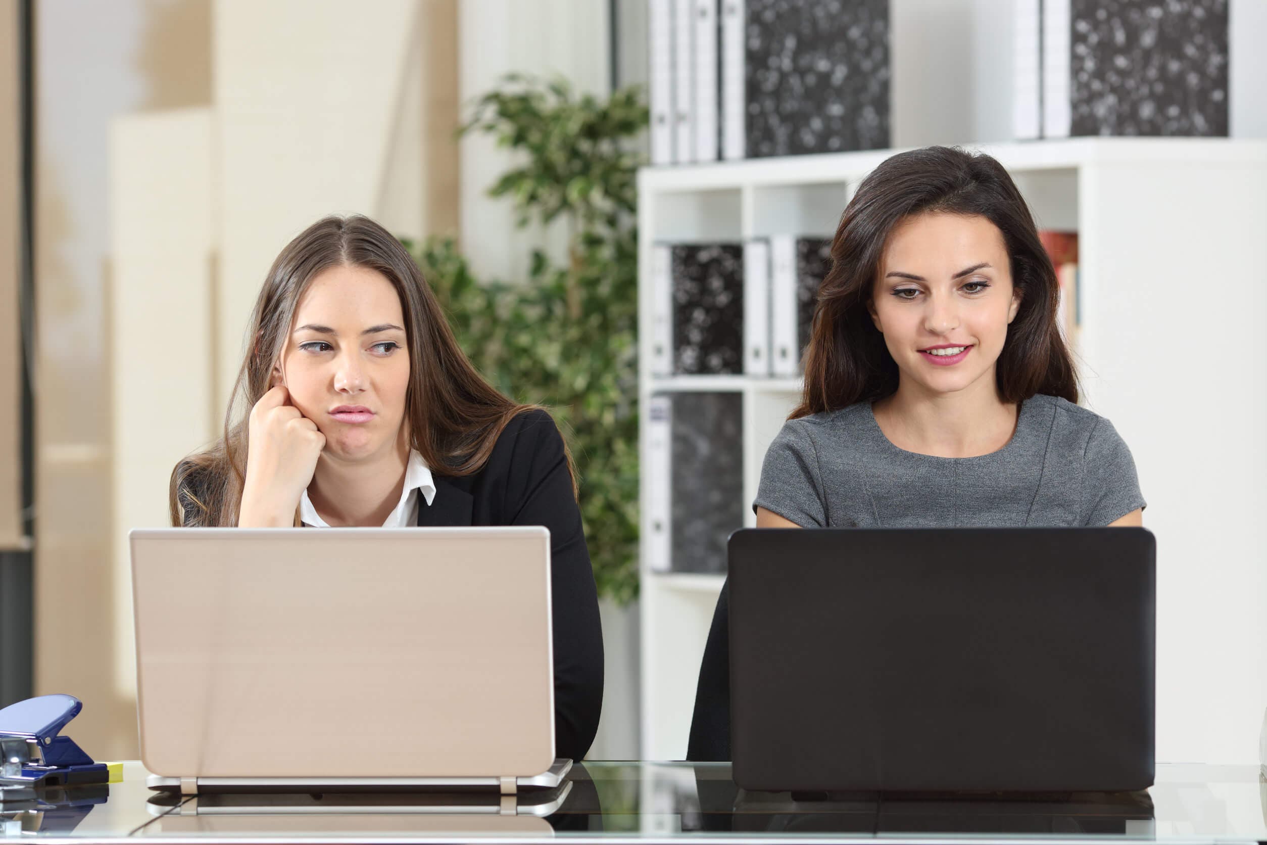 Een blije en een trieste collega