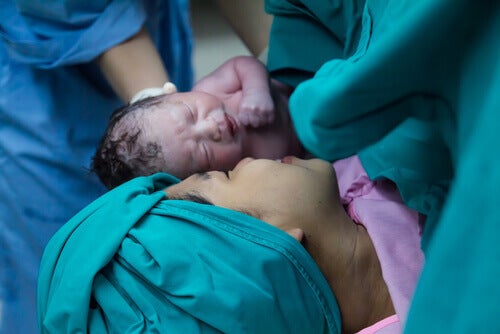 Bebés nacidos por cesárea reciben un “baño” de bacterias vaginales