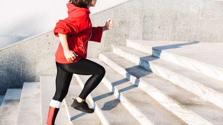 تشمل تمارين الأرداف والساقين صعود السلالم.