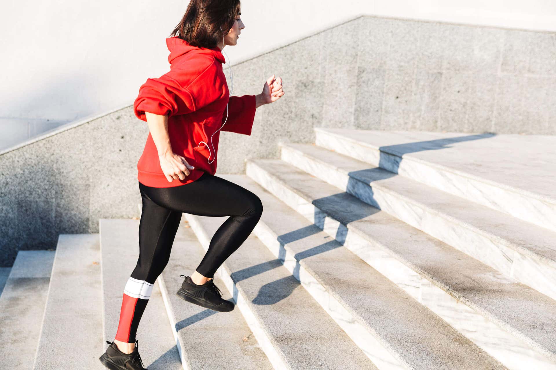 Los ejercicios para glúteos y piernas incluyen subir escaleras.