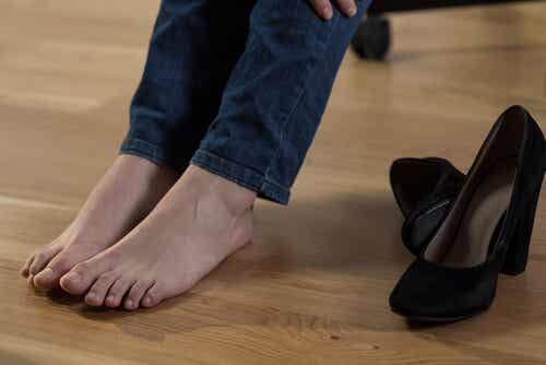 Cómo reducir la hinchazón de pies