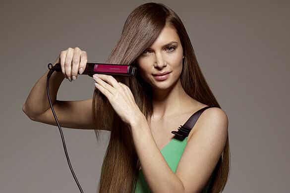 mujer planchándose el pelo
