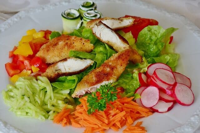 Plato de ensalada mixta con pechuga de pollo.