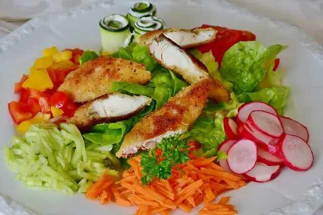 Plato de ensalada mixta con pechuga de pollo.