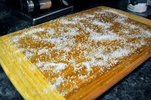 Sal gruesa para limpiar la tabla de cortar