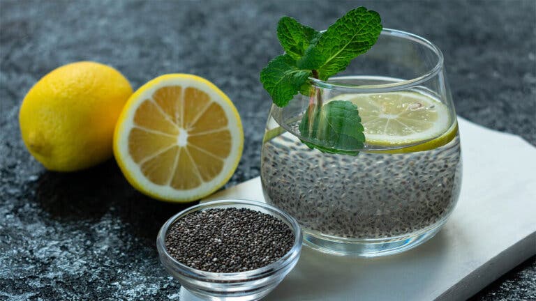 Agua con limón y semillas de chía: beneficios si eres mujer