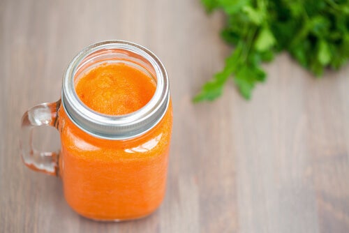 Remedio con zanahoria y apio para reducir el ácido úrico