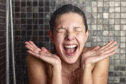 Femme sous la douche.