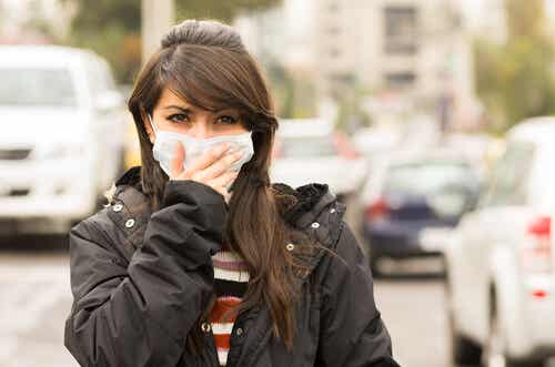 Femme exposée à un environnement pollué.