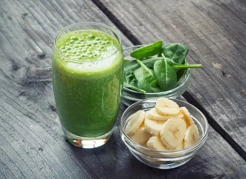 Licuado de espinaca con durazno y banana
