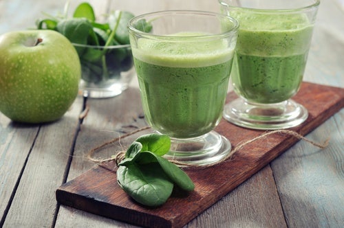 Licuado de espinacas con manzana y brócoli