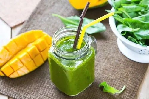Licuado de espinaca con piña y mango