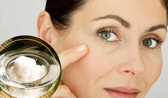 Limpia tu rostro con aceite de coco para mejorar su aspecto