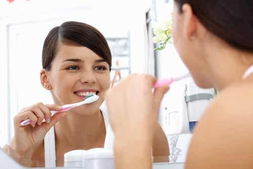 Mujer lavándose los dientes
