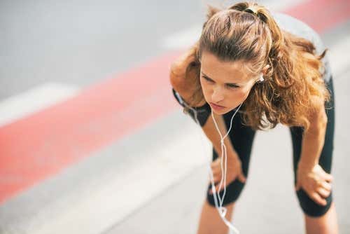 Kvinde løbetræner for at rense lunger og bronkier