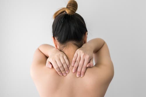 Los cambios de temperatura corporales que puede proveocar el cabello húmedo pueden dar lugar a dolores musculares.
