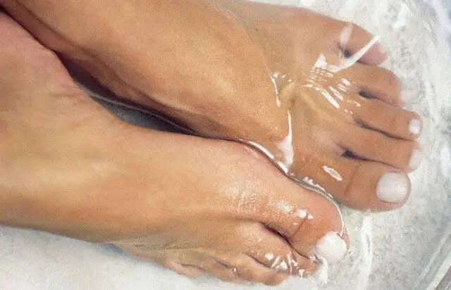 ¿Para qué sirve poner los pies en agua fría?