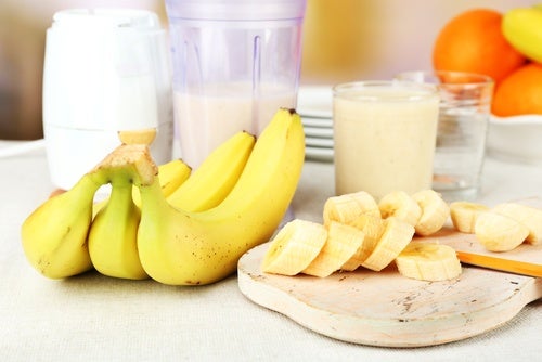 Plátano y leche para hacer una mascarilla capilar