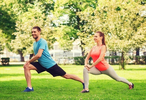 Pareja haciendo ejercicio en el parque