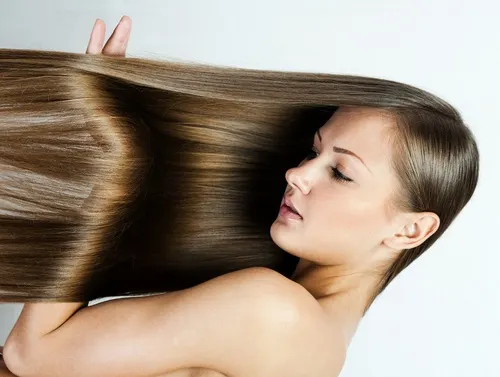 donna con i capelli lisci