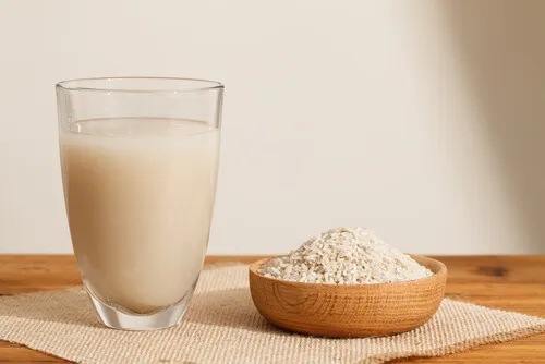 El agua de arroz ayuda a reducir la diarrea.