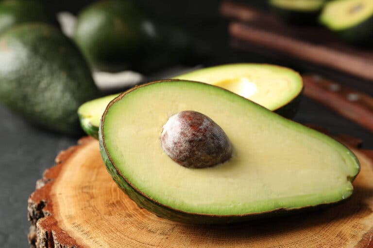 Cómo germinar una semilla de aguacate usando cuatro palillos