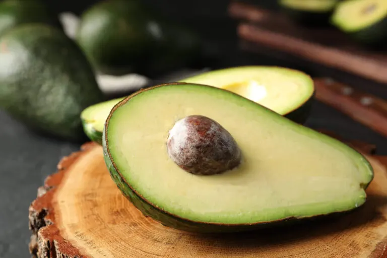 Cómo germinar una semilla de aguacate usando cuatro palillos