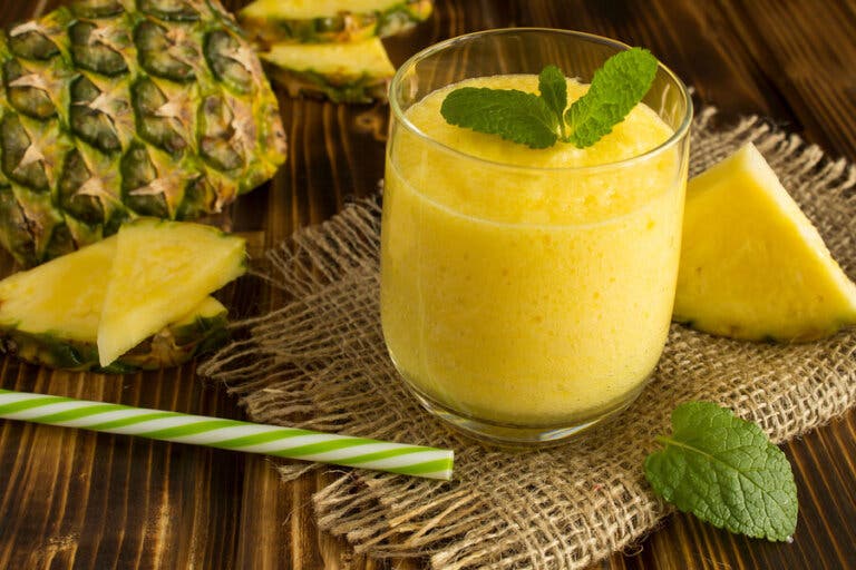 Batido de avena, piña y canela para fortalecer los ligamentos y tendones de la rodilla
