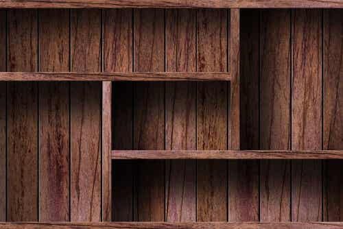 Las cajas de madera pueden convertirse en una estantería improvisada