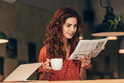 Chica leyendo el periódico.