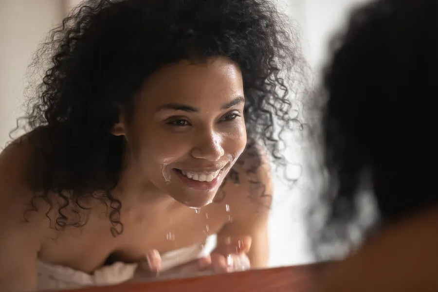 Agua fría o caliente, ¿qué es mejor para lavarse el rostro?