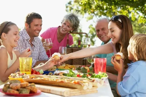 Familia comiendo