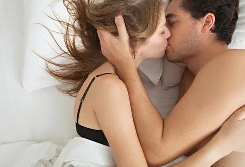 Casal se beijando na cama