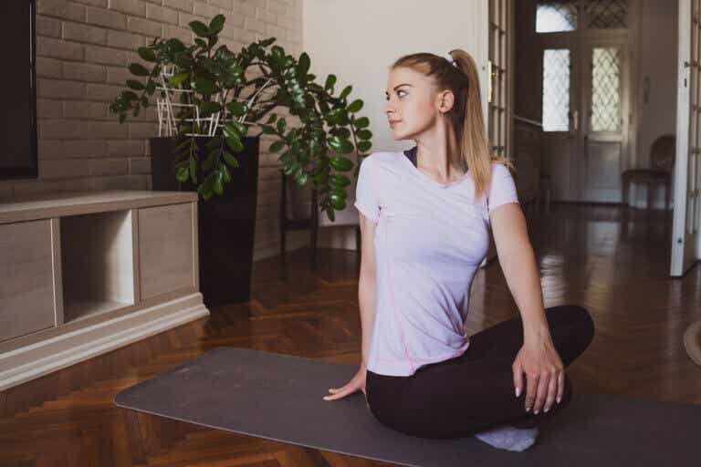 3 posturas de yoga para aliviar la tensión cervical