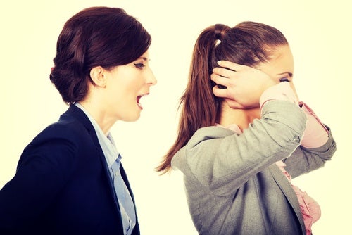 Mujer gritando a otra