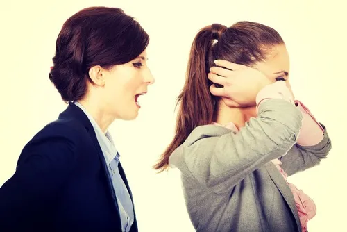 Mujer gritando a otra