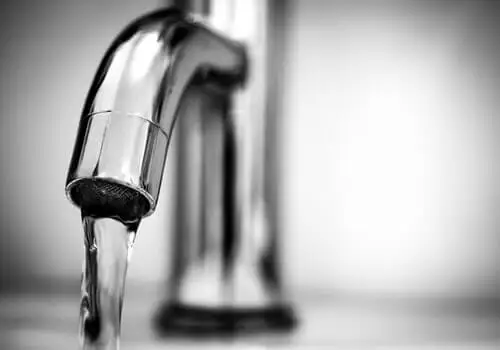 Agua fría o caliente, ¿qué es mejor para lavarse el rostro?