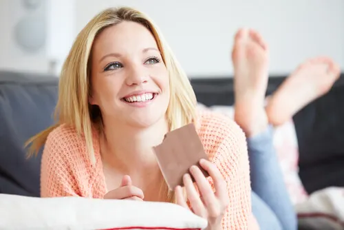 ragazza sorridente con una tavoletta al latte